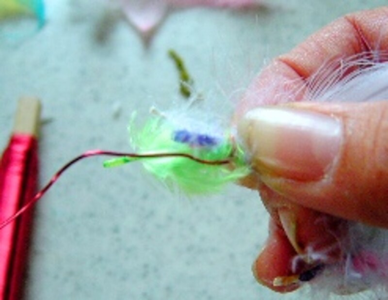 羽をカラーワイヤーで巻いているところ