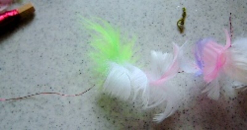 羽のガーランドにしていく