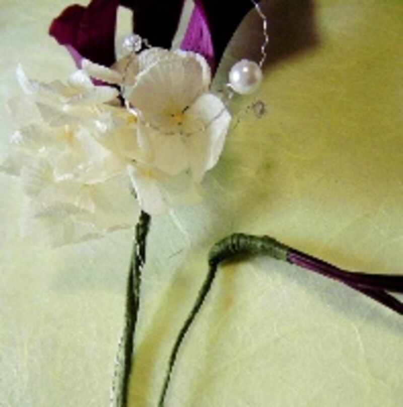 コサージュを組んでいるところ