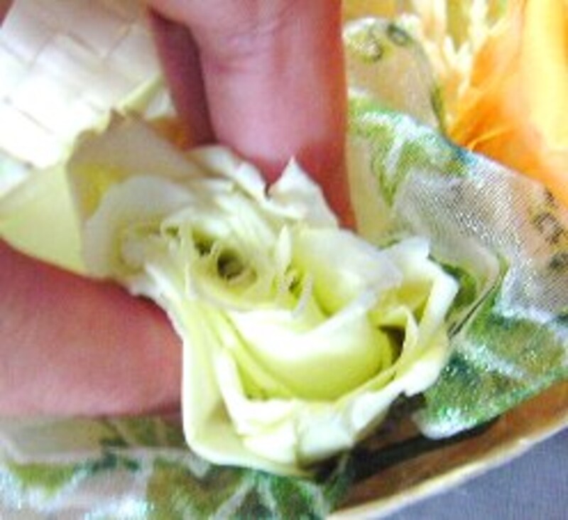 バラをグルーで貼り付けている所