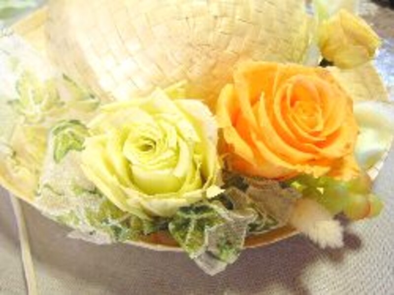 リボンとバラを貼り付けた帽子