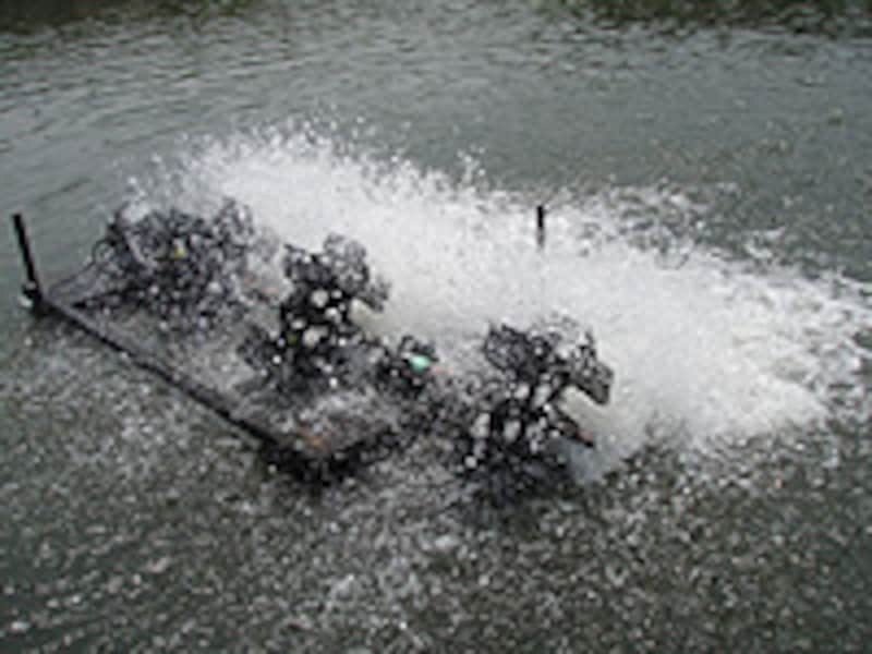 管理釣り場に多い水車。水流を作り、酸素を供給するためのものだが、この水車自体が障害物となりトラウトの隠れ場所となる