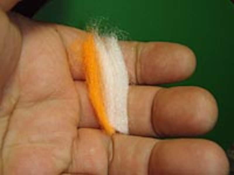 エッグ系に使われるヤーンは極細の化繊素材で、フライ用として様々な製品が販売されている。