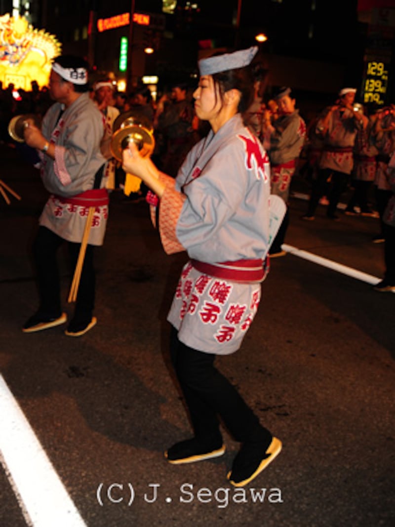 祭り撮影のコツ 夜はフラッシュで雰囲気作りをしよう 写真撮影 All About 祭り撮影のコツ 夜はフラッシュで雰囲気作りをしよう 写真撮影 All About