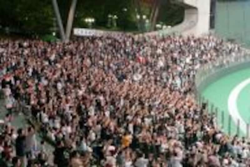 沸き上がるロッテ応援団