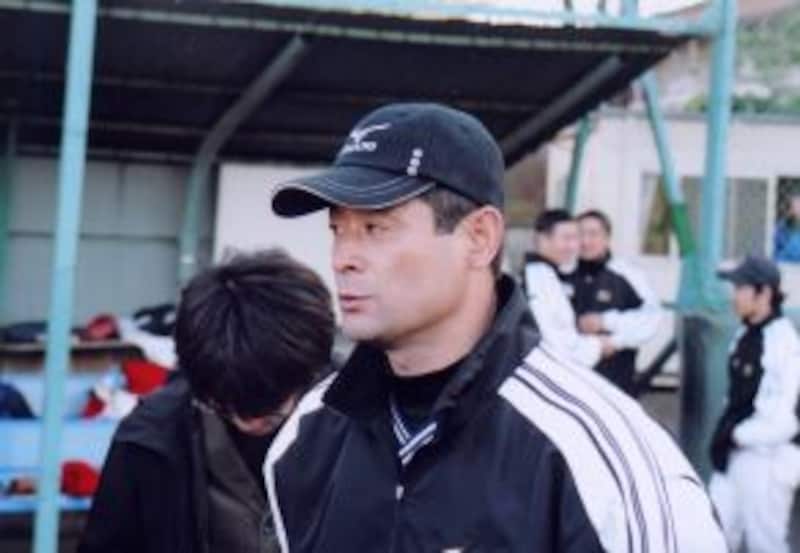 記者会見に応じる石毛代表