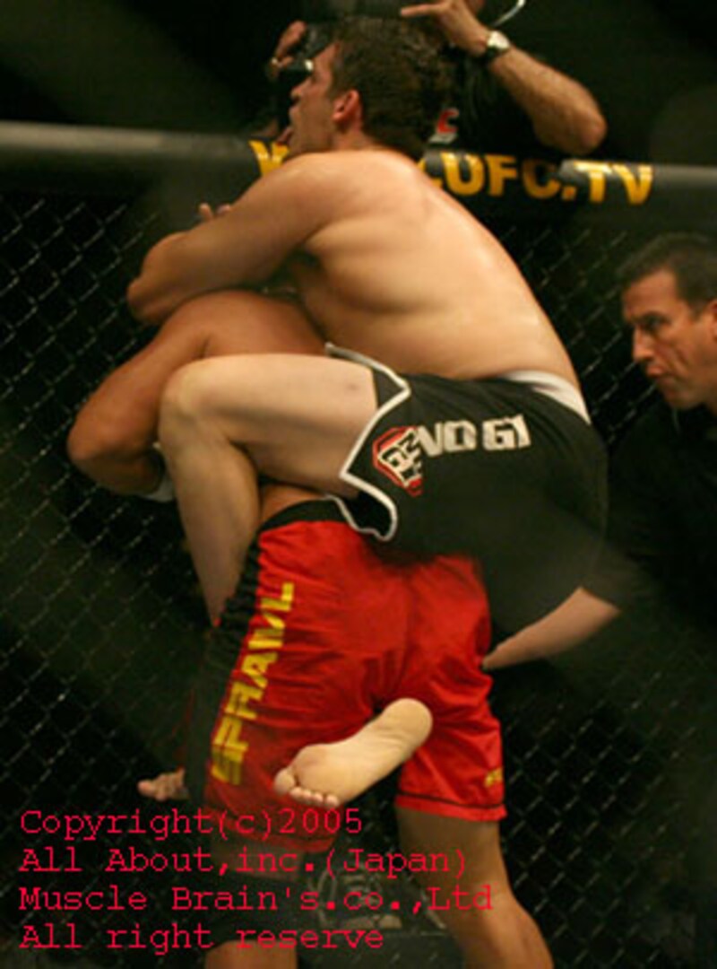 KOTCなどローカル大会を経由して、アメリカで成り上がりを目指す国原。同じくUFCデビューを飾った柔術界の大物ぺ・ジ・パーノにオクタゴン初戦を喪った