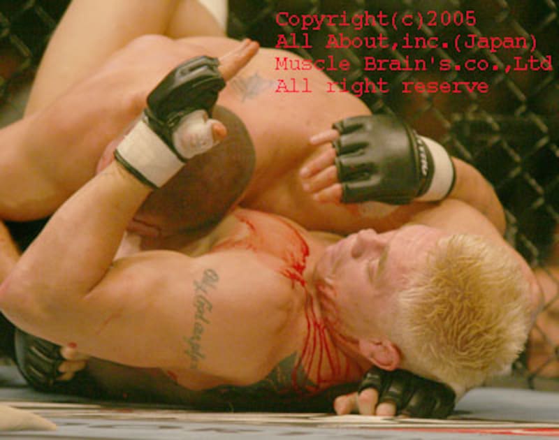 体格差と流血。ライトルにとってはどうにも気の毒な展開になってしまった