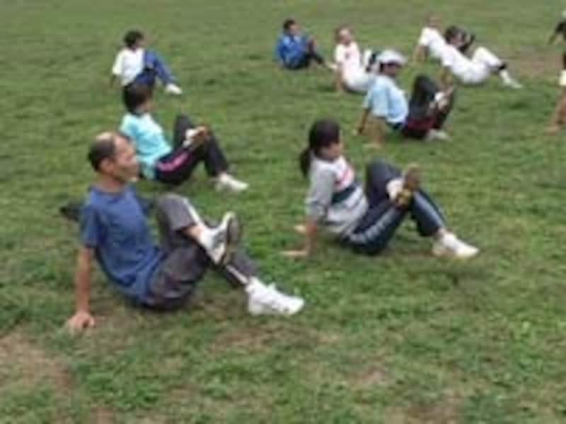 脚を組んでお尻を浮かせる