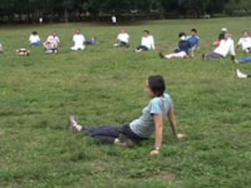 片脚を屈曲させて仰向けに