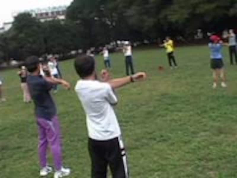 肩胛骨の周囲筋を伸ばす