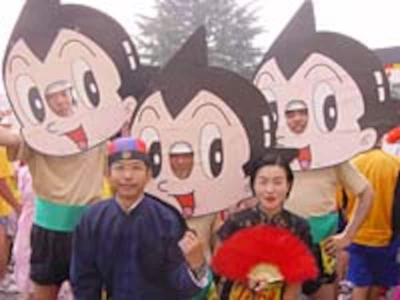 ３人のアトムとチャイニーズカップル