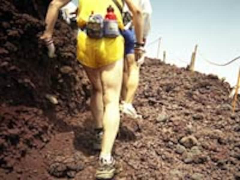 八合目を過ぎると足が黄色に