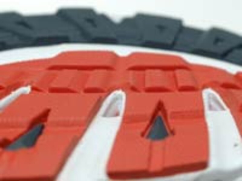 ソールフロント部のソールパターン右側が靴の前方