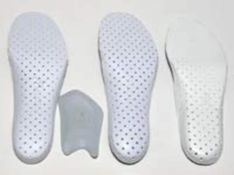 インソールは全面に通気孔