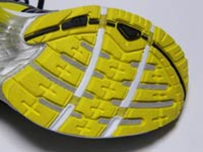 底の割れ目に伸縮素材