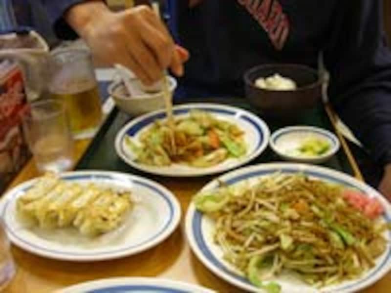 レース後の昼食は回焼肉定食に餃子に焼きそば＋大ジョッキ
