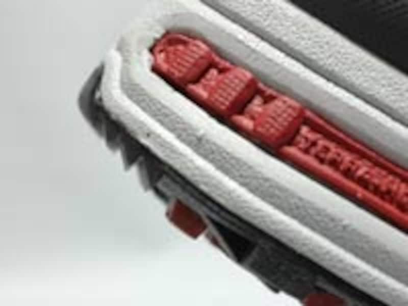 ヒール部のパターンは下りでカカト着地時に路面に食いこむ