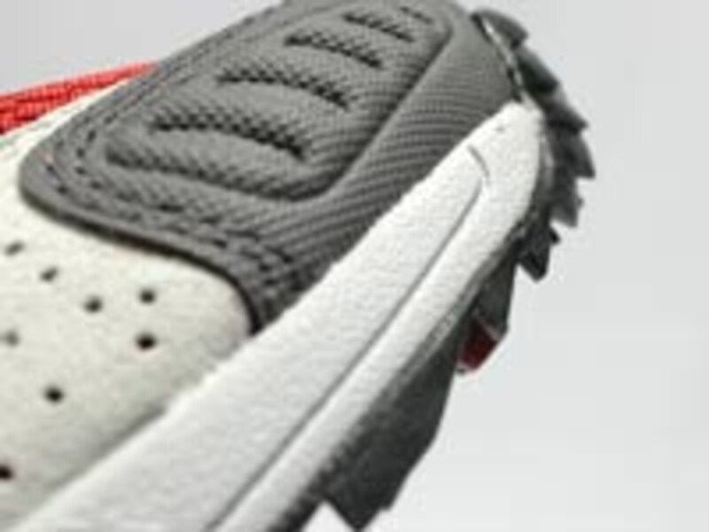 トップ部のパターンは登りで爪先に体重がかかったときの滑りを防ぐ