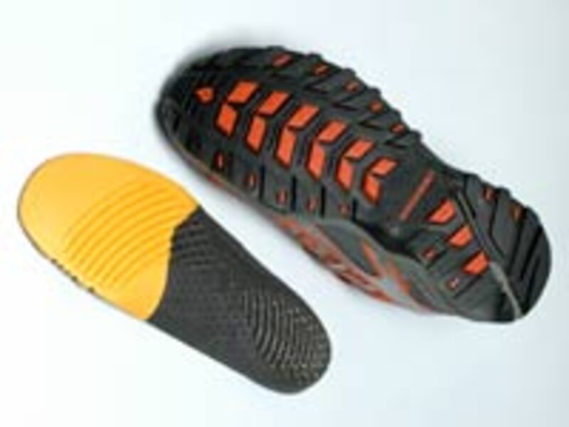 ブラーのアウトソールとインナーソールの裏。インナーソールも履きごこちに大いに影響する。かなり工夫したインナーだ