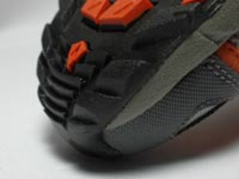 トップ部には鋸状のパターンが刻まれている