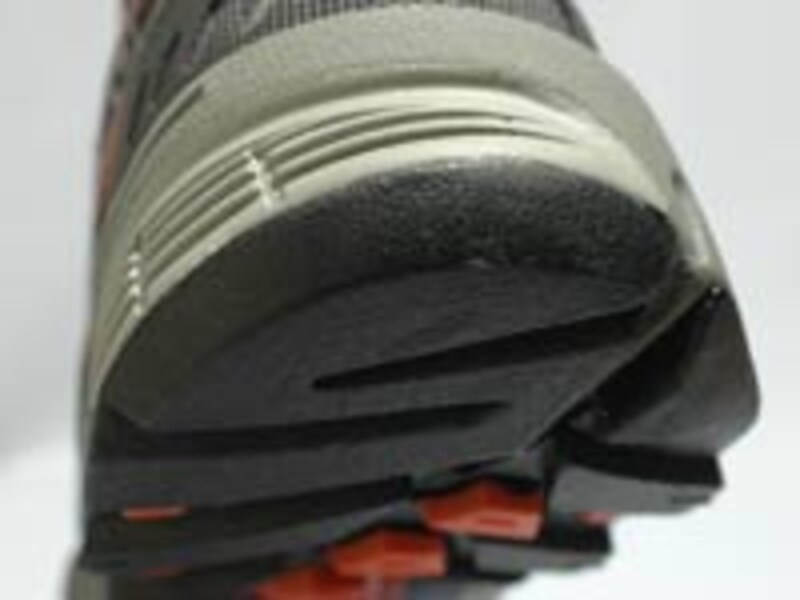 ミッドソールに外から売りに向かって楔状にプロネーション対策の素材が挟みこまれている