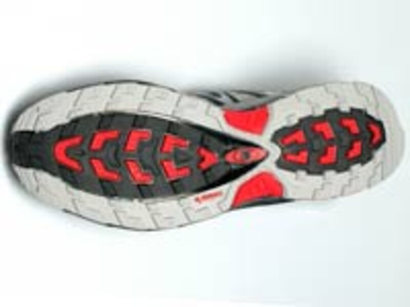 ぬかるみから岩場までさまざまな路面コンディションに対応すべく、いくつもの素材が組みこまれている