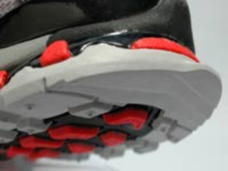 ヒールカウンターを意識したヒール部のクッションとアウトソールパターン