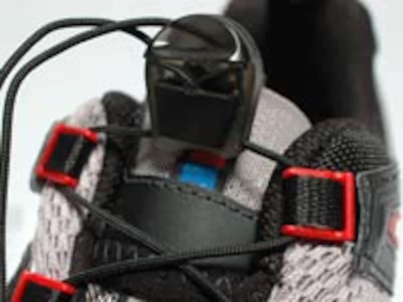 サロモンを特徴づけるワンタッチの紐締めシステム