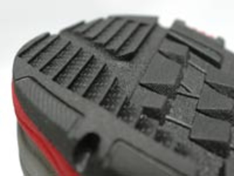 ヒール部は広めに横溝が刻まれ下り時のスリップを防ぐ