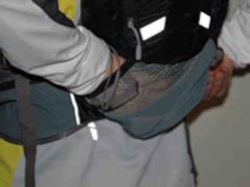 手を後ろに回して背負ったままポケットの中身が取り出せる