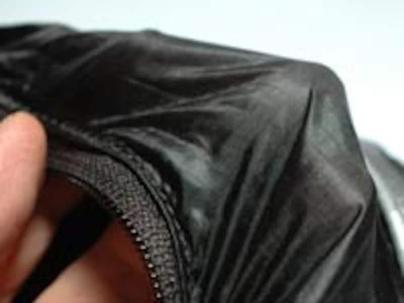 極細のナイロン繊維と、強度を高めるためのやや太いリップストップ繊維を組み合わせた、極薄素材を使用している