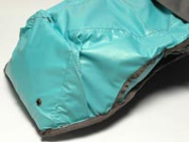 パックをそっくり裏返した底の部分。なるほどつまんで縫製している