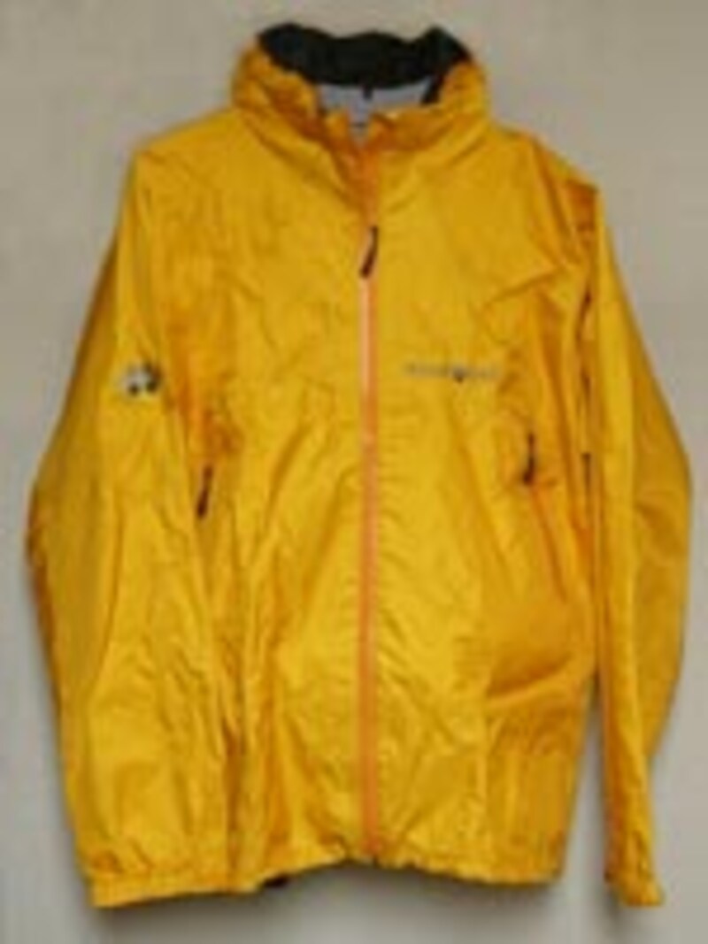 やや重いが安心できる1着。モンベルストームクルーザージャケット、S～XL￥18,800、XXLのみ￥22,800、重量＝310g。コンビネーションになるパンツは別売り