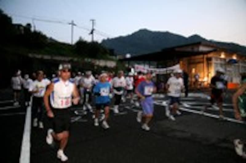 ウルトラのスタート時間は早い。早朝５時のスタート