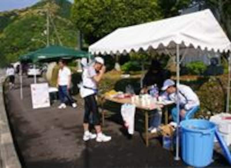 エイドはコース中29カ所にある。ボランティアの数の方が参加者より多いとか