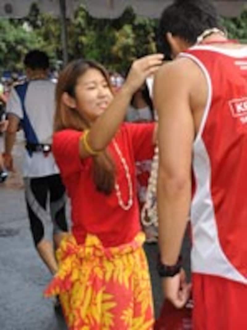 完走メダルとレイをかけてもらえば疲れも忘れる