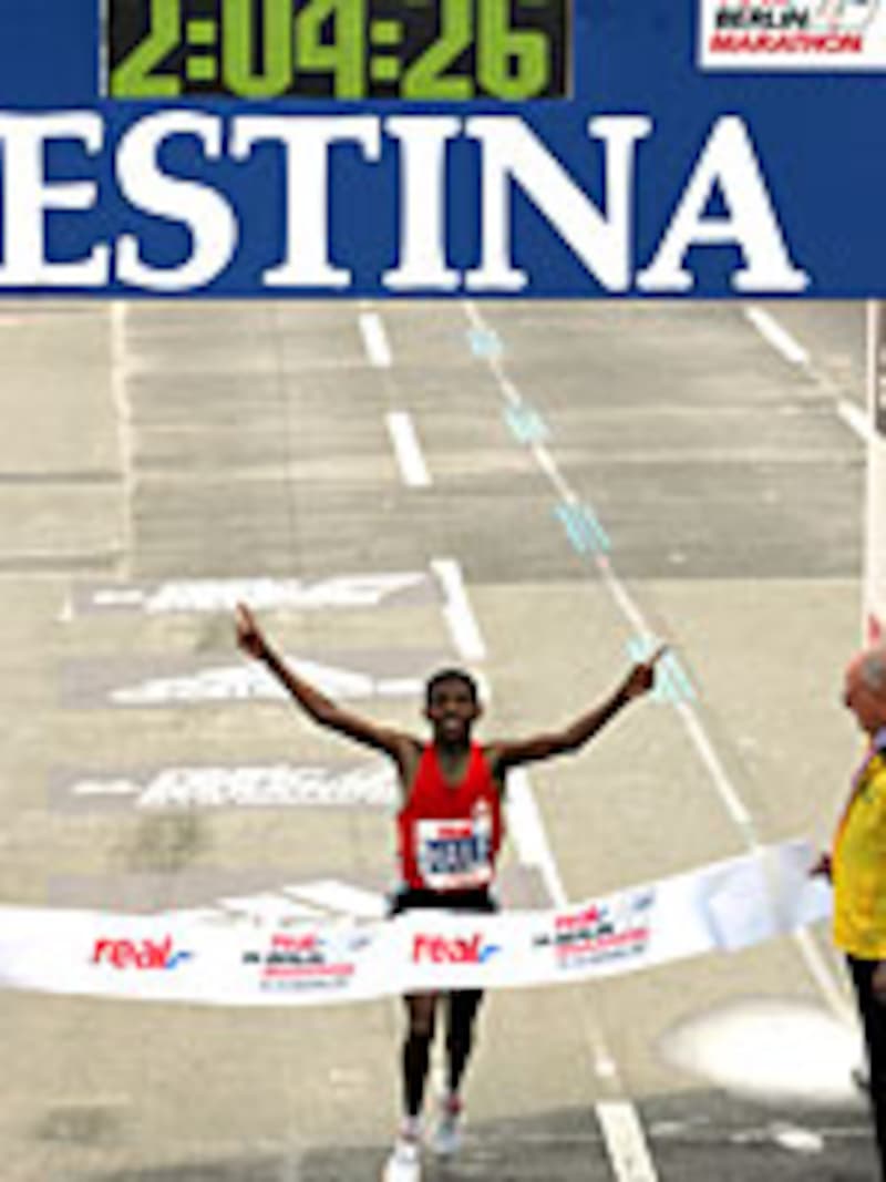2007年のベルリンマラソンでゲブレセラシエ選手は2時間4分26秒の世界最高記録を出した