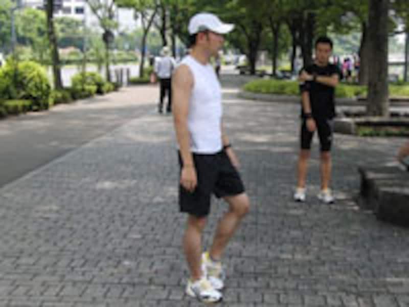 爪先を立てて支点にし、膝を振る。股関節も動く。続いてかかとを支点にして同様に膝を左右に振る