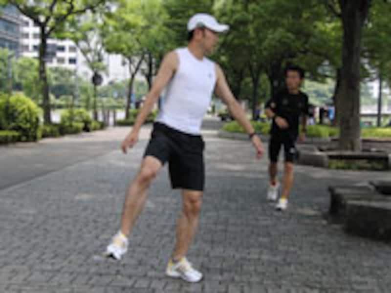 股関節を回す。筋肉の動きも意識する