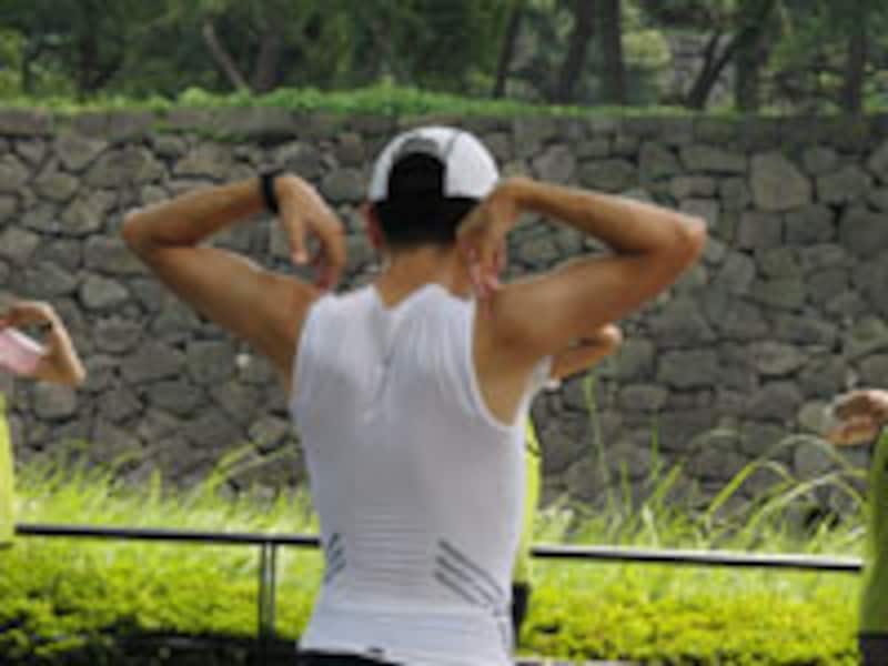 肩を回す。指先を肩に触れて、肘を前回転、後回転