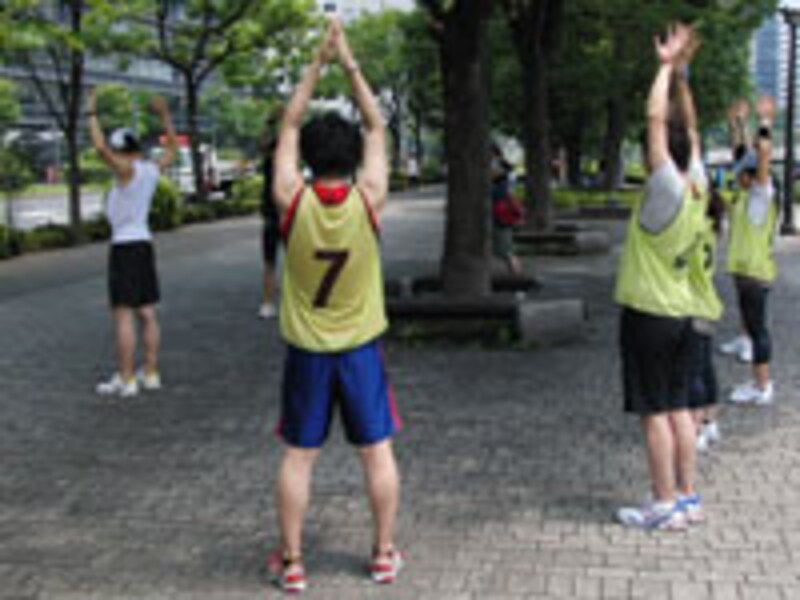 肩胛骨をほぐす。両手を頭上に伸ばし、手のひらを外側に向け、ゆっくりと肘を曲げて手を下ろす