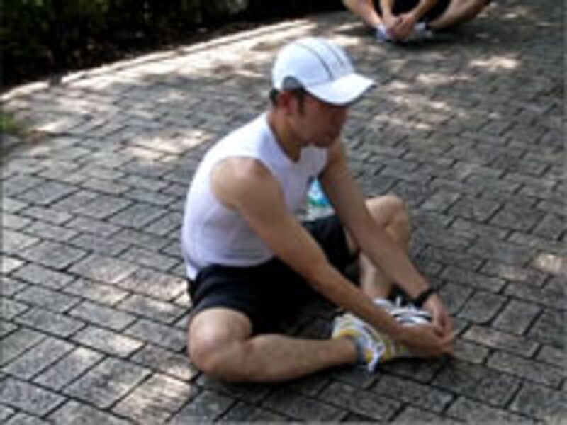 両足を合わせ、爪先を持って大腿部の開脚と腰部を伸す