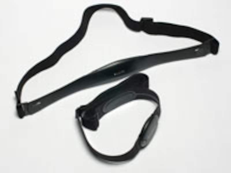 トランスミッターベルトは全くの新型に。上が旧型、下が新型。電極部がたいへん柔らかくなり、密着性が向上し違和感がかなり減った