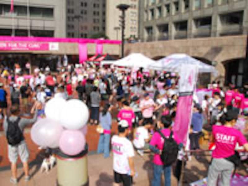 会場にはマンモグラフィーの受診体験コーナーも