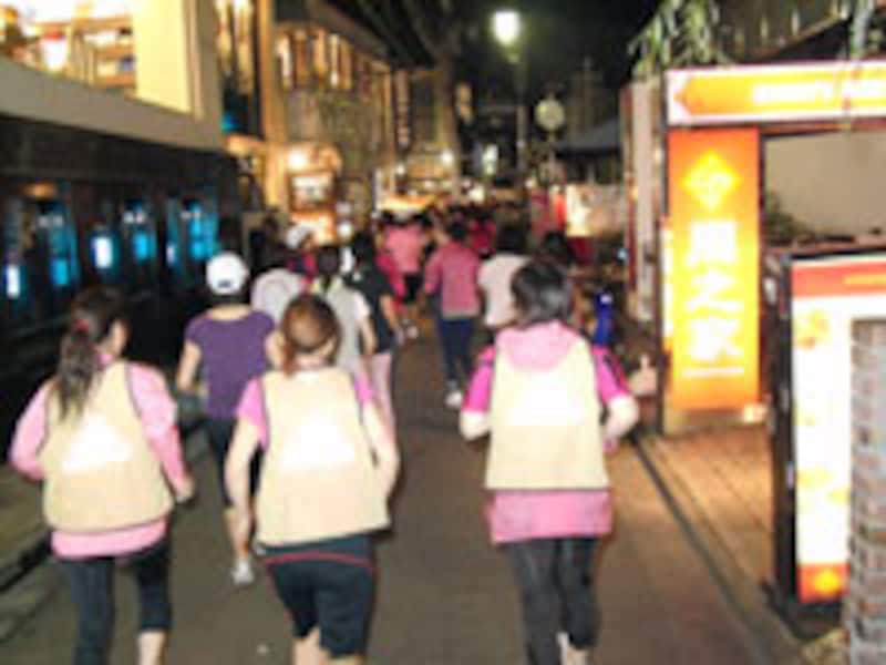 女性ばかり70人が夜の原宿へ。注視を集めた