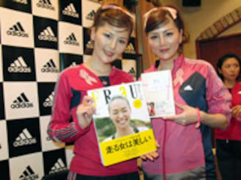 里美さん（右）が手にしているのは雅美さんが乳がん体験を書いた「支え～乳がんからの生還」