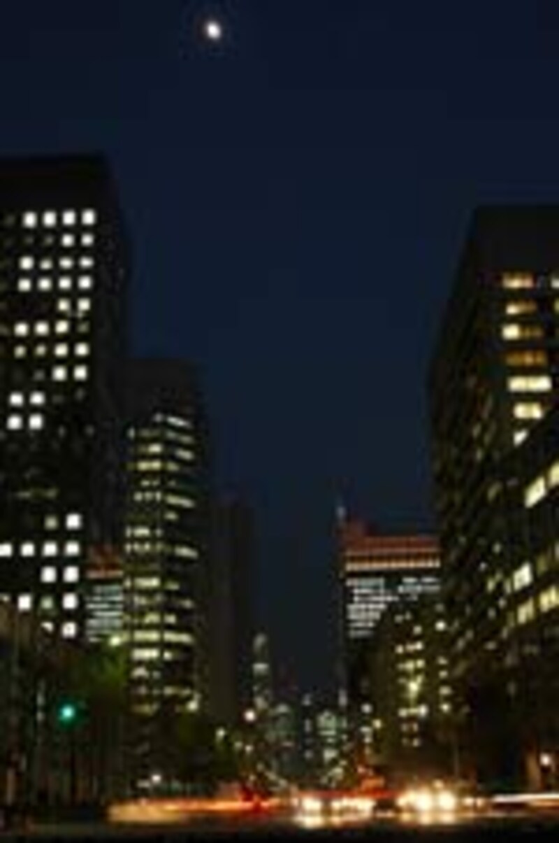ビルの谷間から月が昇る風景も