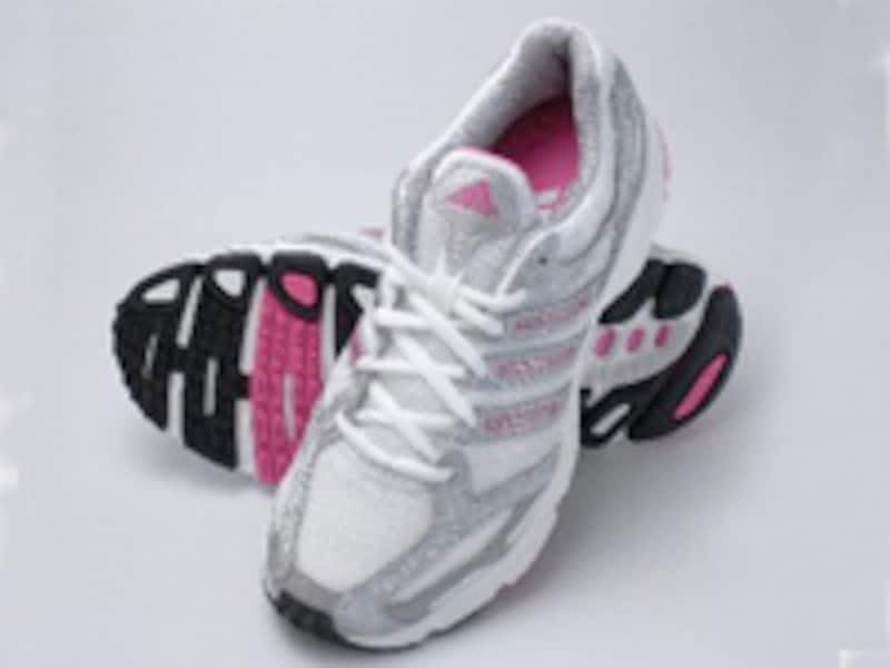 アディダスのエントリーレディスモデル「デフレクト2W」6,195円(会員価格 5,900円)もお手軽価格のまま