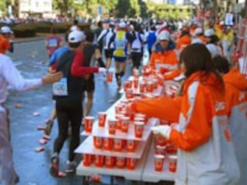 東京マラソンはアミノバリューの補給態勢が万全で心強い。BCAA（必須アミノ酸）の摂取は疲労の到来を送らせる。練習時からBCAA飲料で疲労蓄積を防ぐ